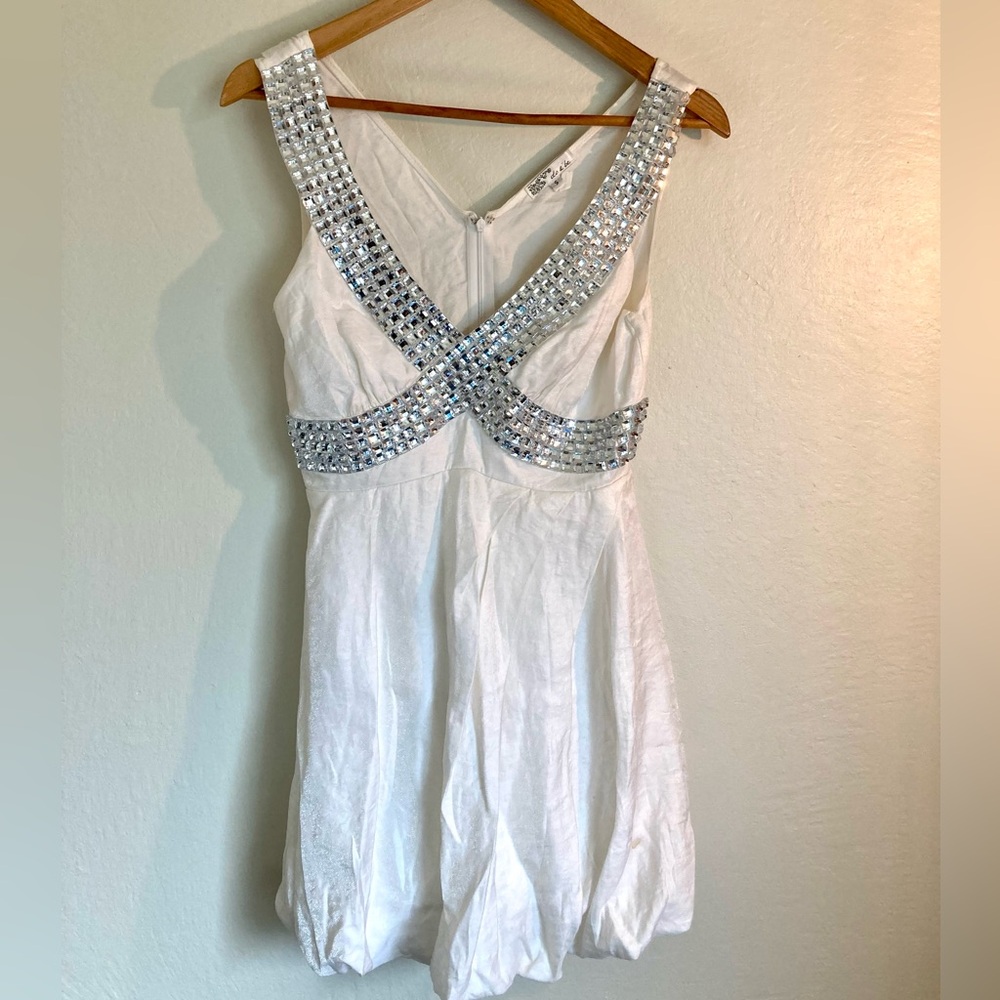 DO & BE Gemstone White V-Neck Weighted Bottom Dress (S)
